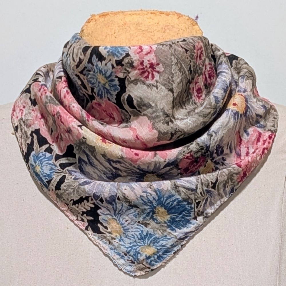 NWOT Beckwoman  21”x21” Black and Pink Floral Ascot Scarf